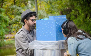 Teatro lambe-lambe: as histórias encaixotadas Teatro lambe-lambe: cena de "Isto não É uma Caixa", do grupo Girino
