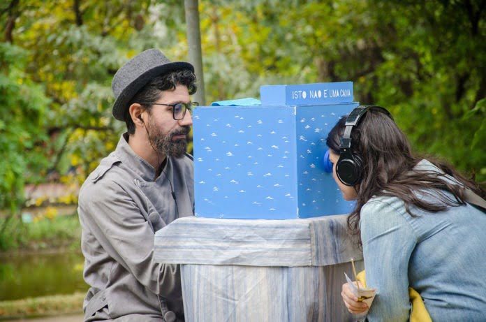 Teatro lambe-lambe: as histórias encaixotadas Teatro lambe-lambe: cena de "Isto não É uma Caixa", do grupo Girino