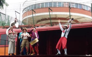 Cia La Mínima e seu ônibus-palco em São Paulo Cia La Mínima se apresenta em escolas, praças e campos de futebol em São Paulo