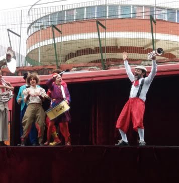 Cia La Mínima e seu ônibus-palco em São Paulo Cia La Mínima se apresenta em escolas, praças e campos de futebol em São Paulo