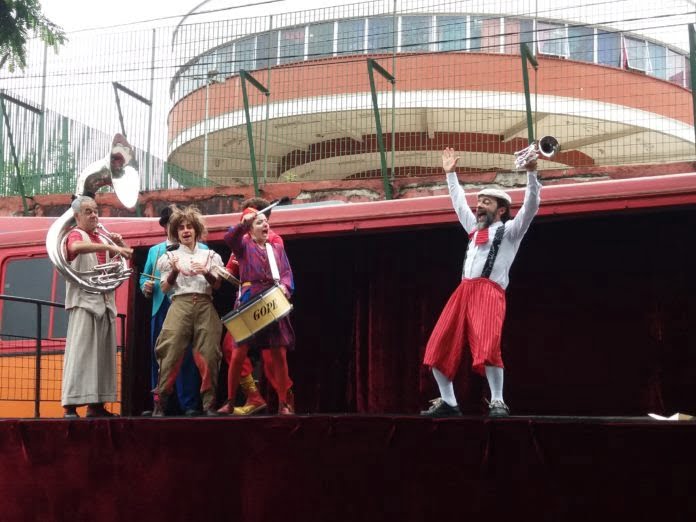 Cia La Mínima e seu ônibus-palco em São Paulo Cia La Mínima se apresenta em escolas, praças e campos de futebol em São Paulo