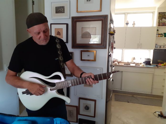 O homem da guitarra branca O guitarrista José Neto