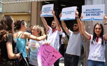 A farsa da redação Enem 2019 Redação Enem 2019: o tema para os candidatos que prestaram o exame foi a "Democratização do acesso ao cinema no Brasil'