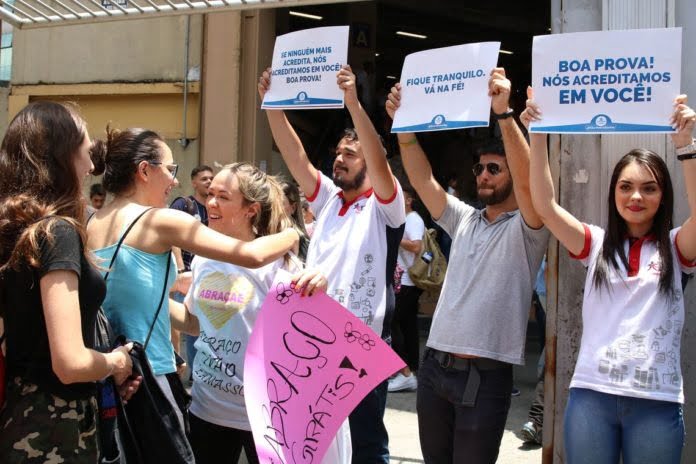 A farsa da redação Enem 2019 Redação Enem 2019: o tema para os candidatos que prestaram o exame foi a "Democratização do acesso ao cinema no Brasil'