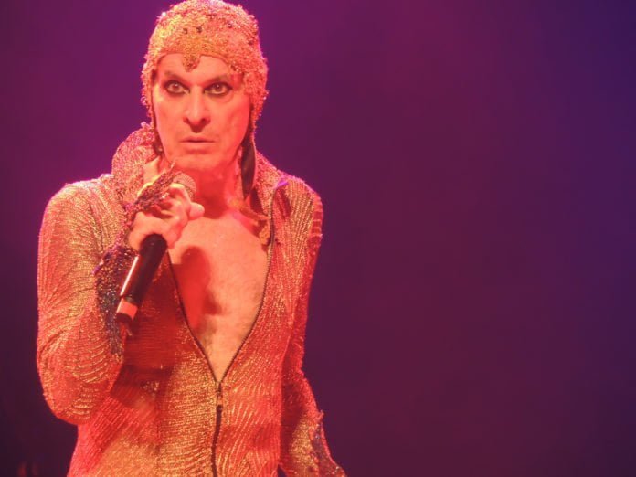 Ney Matogrosso, incansável Ney Matogrosso