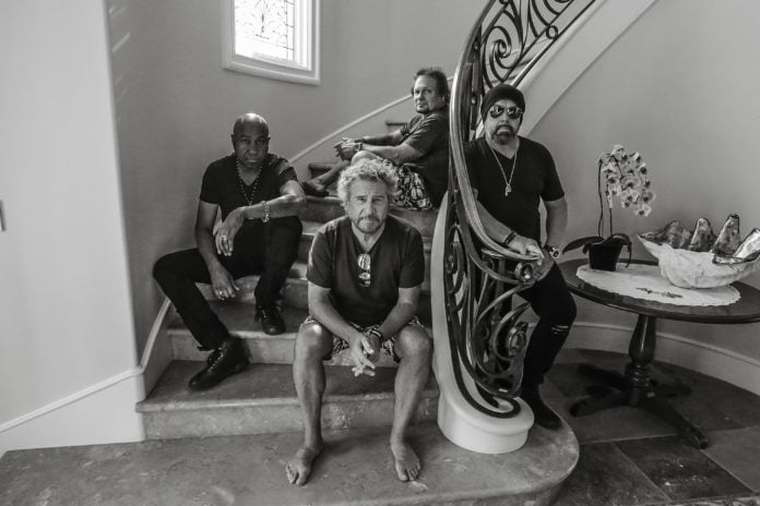 Sammy Hagar, com uma pequena ajuda dos amigos Sammy Hagar & the Circle