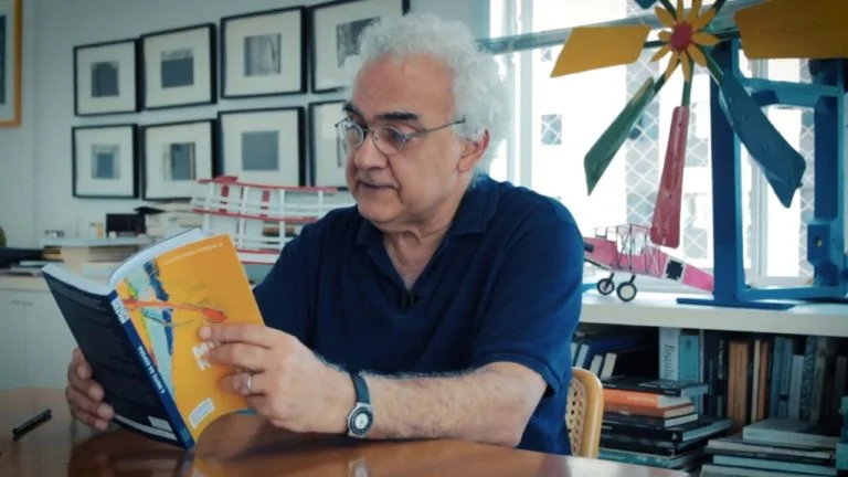 Entrevista Milton Hatoum: na imagem, ele lê o primeiro livro da trilogia