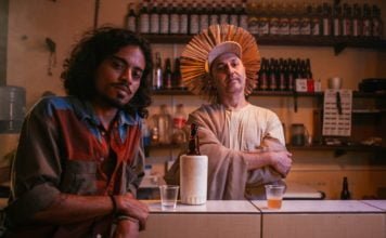 Santos e malandros Máci e Baleiro em cena de "Beijo à queima-roupa". Foto: Ingrid Barros