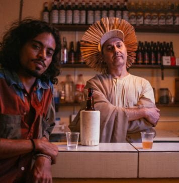 Santos e malandros Máci e Baleiro em cena de "Beijo à queima-roupa". Foto: Ingrid Barros