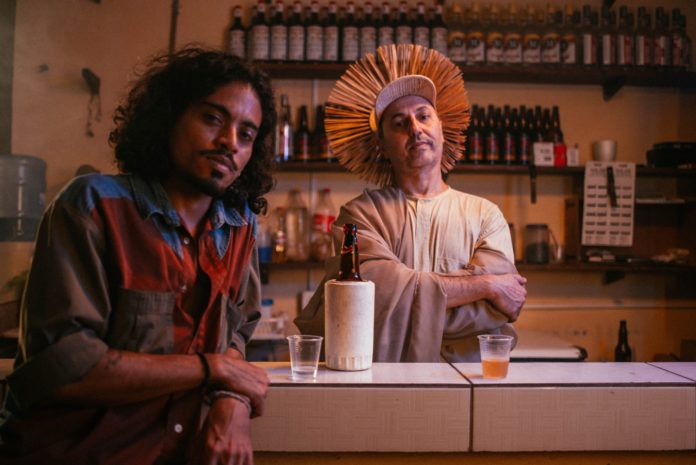 Santos e malandros Máci e Baleiro em cena de "Beijo à queima-roupa". Foto: Ingrid Barros