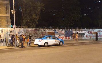 Polícia do Rio tenta intimidar manifestantes na Ancine Polícia guarda muro da Ancine