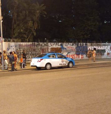 Polícia do Rio tenta intimidar manifestantes na Ancine Polícia guarda muro da Ancine