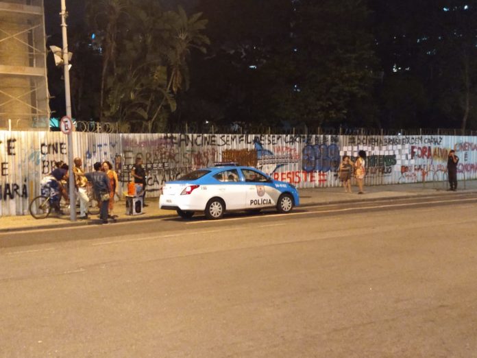 Polícia do Rio tenta intimidar manifestantes na Ancine Polícia guarda muro da Ancine