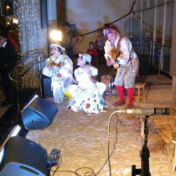 Cristo à nordestina Juliana Cutrim, Dênia Correia e Lauande Aires em "Natal em cordel". Foto: Zema Ribeiro