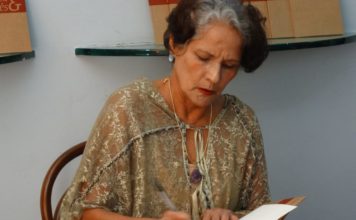 A leveza do berro sem limite para o risco Júlia Emília em sessão de autógrafos de "Quitéria e Inês". Foto: divulgação