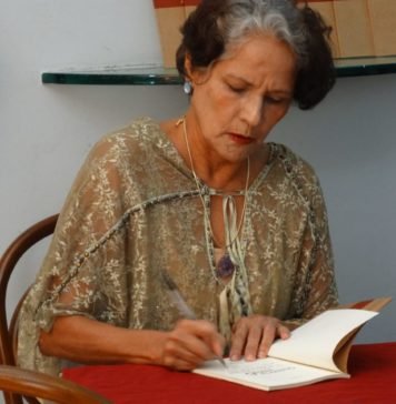 A leveza do berro sem limite para o risco Júlia Emília em sessão de autógrafos de "Quitéria e Inês". Foto: divulgação