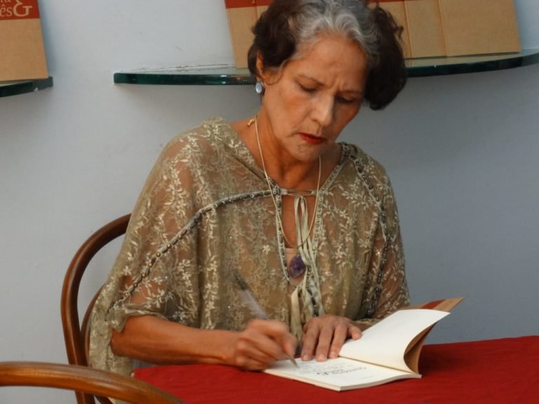 Júlia Emília em sessão de autógrafos de "Quitéria e Inês". Foto: divulgação