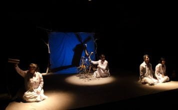 Grupo Sobrevento: o preço de uma amizade Grupo Sobrevento - Cena da peça Amigo Fiel