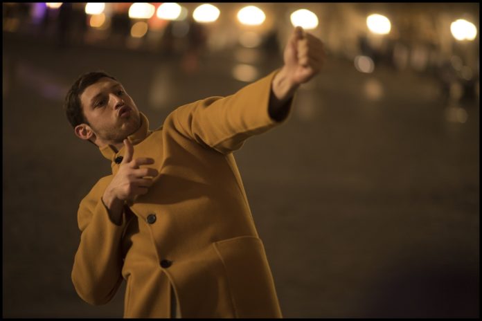 Estreia de Synonymes, vencedor de Urso de Ouro Tom Mercier, em cena de Synonymes