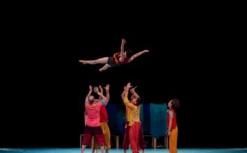 Bloom, espetáculo de arte acrobática com a Cia LaMala Foto do espetáculo Bloom da Cia LaMala