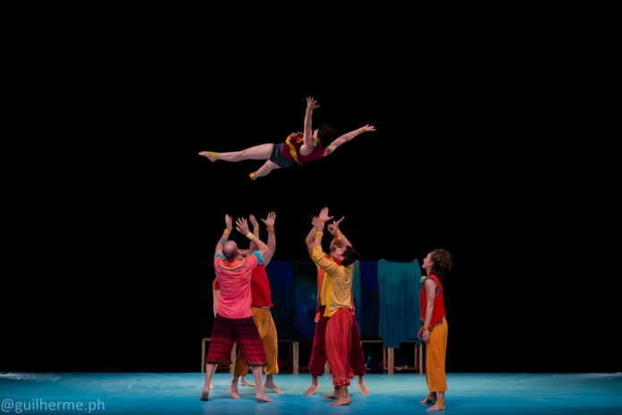 Bloom, espetáculo de arte acrobática com a Cia LaMala Foto do espetáculo Bloom da Cia LaMala