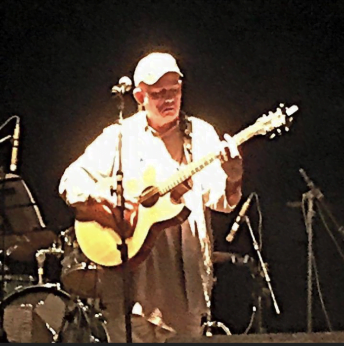 Morre o cantor e poeta pernambucano Flaviola, vítima de Covid-19 Flaviola