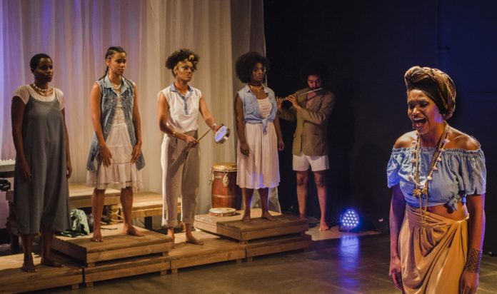 O Cortiço visto pela perspectiva da Bertoleza Foto do espetáculo Bertoleza