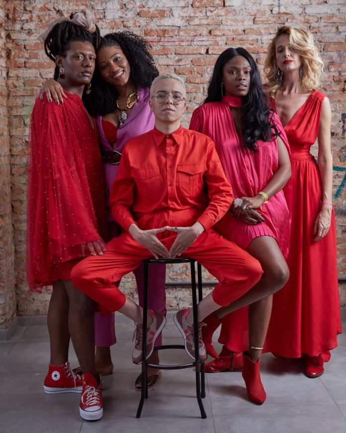 Acorda Amor, para sonhar com revolução Letrux, Liniker, Luedji Luna, Maria Gadú e Xênia França. Cinco vozes femininas se unem em Acorda Amor, em torno de canções de apelo politicamente engajado.