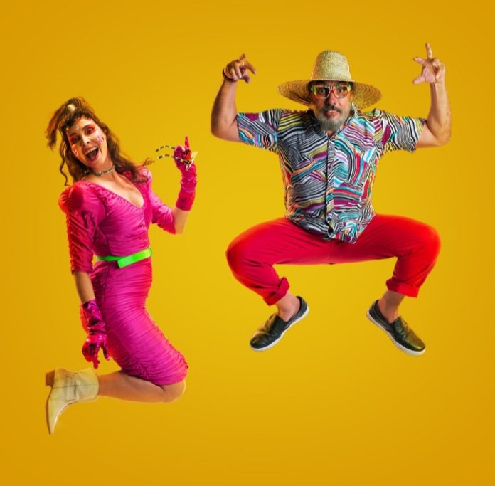 A política brasileira virou literalmente um carnaval O duo Criolina comanda o Bota Pra Moer, terça de carnaval, no circuito da Avenida Beira-Mar, em São Luís. Foto: Layla Razzo