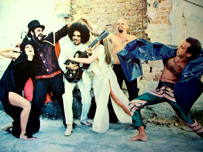 À meia-noite cortarei minhas unhas Zé do Caixão