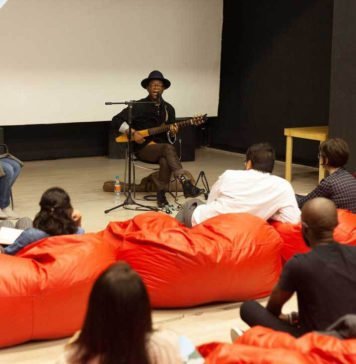 Bienal de São Paulo canta no escuro