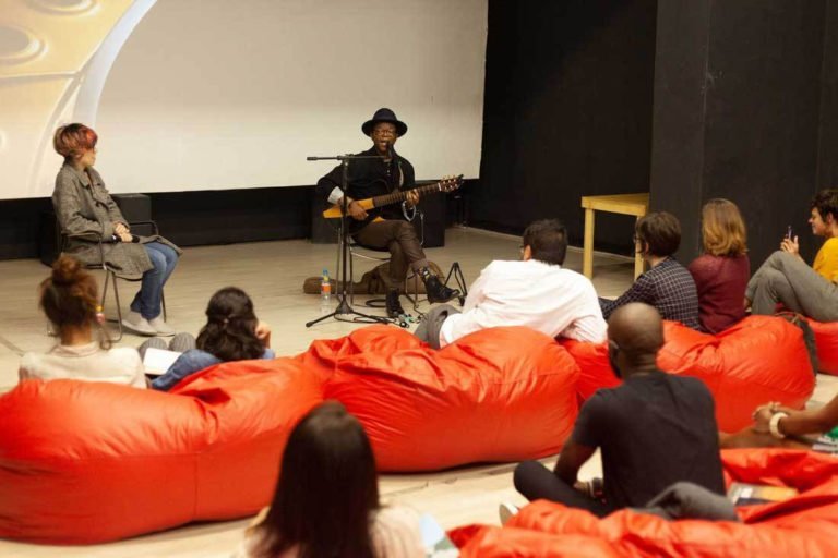 Bienal de São Paulo canta no escuro