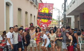 Feira da Tralha completa dois anos com vasta programação cultural Marly e Ribamarx ao centro do bloco Os Comunas do Solartralha (que uniu a Feira da Tralha e o Solar Cultural da Terra Maria Firmina dos Reis) no carnaval de 2020. Foto: Reprodução/ Facebook/ Feira da Tralha