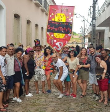 Feira da Tralha completa dois anos com vasta programação cultural Marly e Ribamarx ao centro do bloco Os Comunas do Solartralha (que uniu a Feira da Tralha e o Solar Cultural da Terra Maria Firmina dos Reis) no carnaval de 2020. Foto: Reprodução/ Facebook/ Feira da Tralha