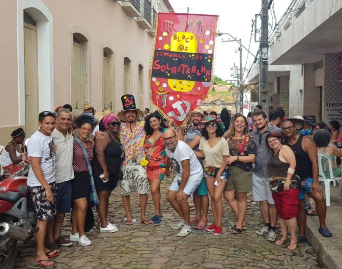 Feira da Tralha completa dois anos com vasta programação cultural Marly e Ribamarx ao centro do bloco Os Comunas do Solartralha (que uniu a Feira da Tralha e o Solar Cultural da Terra Maria Firmina dos Reis) no carnaval de 2020. Foto: Reprodução/ Facebook/ Feira da Tralha
