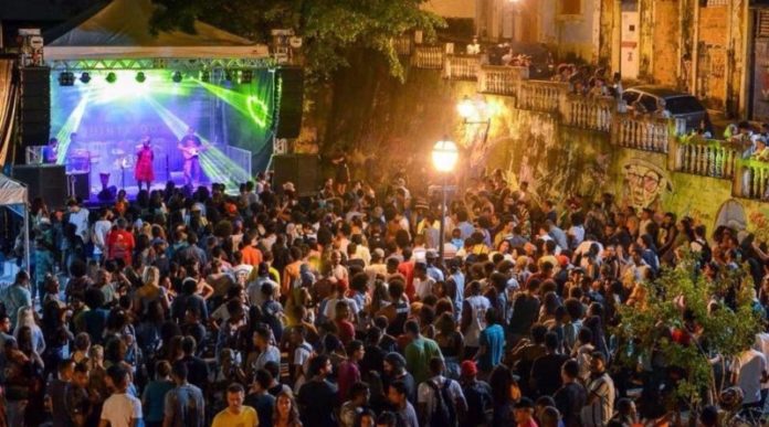 No Maranhão, atividades são suspensas para conter avanço do coronavírus A "massa regueira" se espraia pela Praça do Reggae e ruas da Estrela e de Nazaré, na Praia Grande, na Quinta do Reggae. Foto: Acervo Museu do Reggae