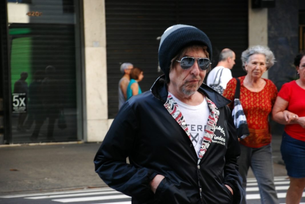 Bob Dylan passeia por Copacabana, no Rio de Janeiro, em 2012