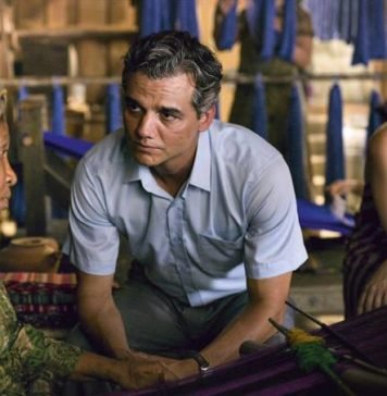 De quando a diplomacia brasileira… Wagner Moura e Ana de Armas na citada cena com a tecelã. Netflix/ Reprodução