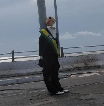 Mesmo com confinamento, Judas ganha testamento em 2020 Um Judas na cabeceira da Ponte do São Francisco. Foto: Guta Amabile