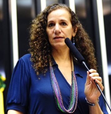 Jandira Feghali rechaça acusação de “sabotagem” Deputada Jandira Feghali é relatora da Lei da Emergência Cultural