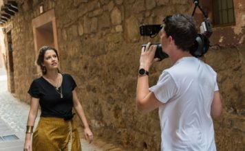 Manu Saggioro lança videoclipe de “Cantos de fado” A cantora e compositora Manu Saggioro durante a gravação do videoclipe. Foto: Eddy Borgers/ Divulgação