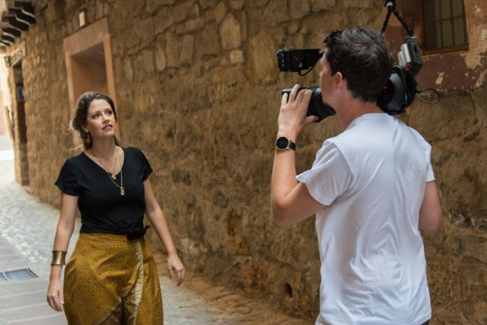 Manu Saggioro lança videoclipe de “Cantos de fado” A cantora e compositora Manu Saggioro durante a gravação do videoclipe. Foto: Eddy Borgers/ Divulgação