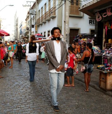 Segunda etapa do IMS Convida tem dois maranhenses entre os selecionados Ton Bezerra durante a performance "Elo de resistência" (2016) em São Luís. Divulgação