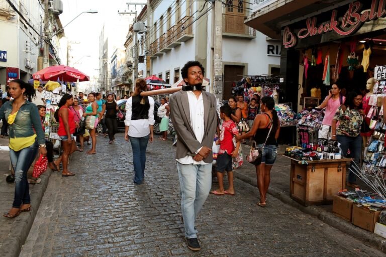 Ton Bezerra durante a performance "Elo de resistência" (2016) em São Luís. Divulgação