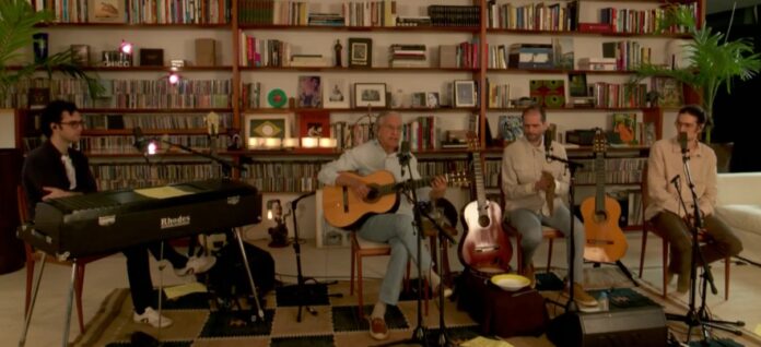 Em defesa do prato e faca Caetano e os Veloso em live histórica, sexta-feira passada (7). Foto: Globoplay. Reprodução