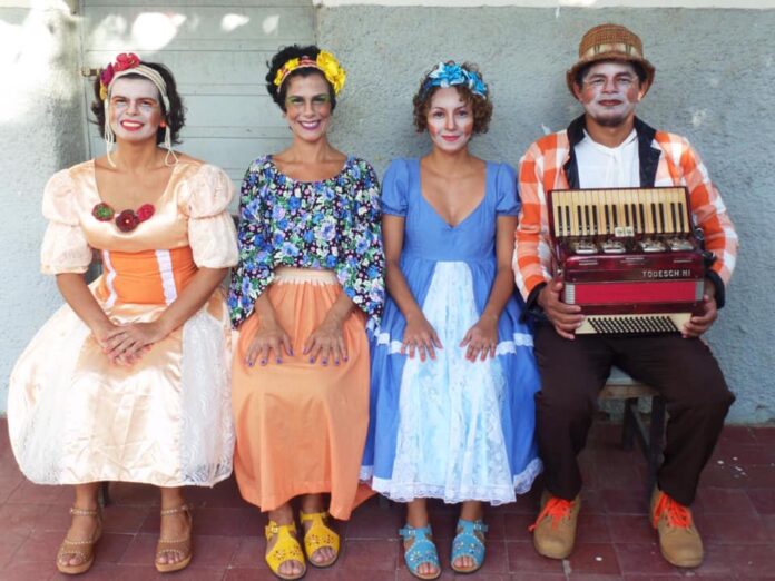 Espetáculo do Xama Teatro integra programação do Arte como Respiro O elenco de "A carroça é nossa". Foto: divulgação