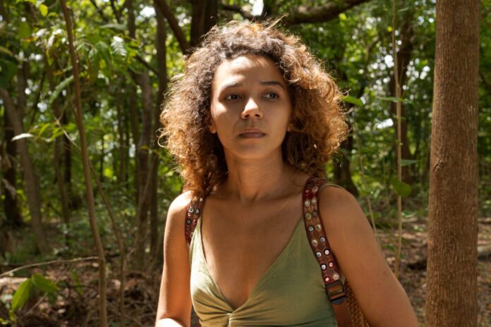 O sagrado de Regiane Araújo contra as cercas da opressão A cantora e compositora Regiane Araújo. Foto: Emanuelle Rebêlo. Divulgação