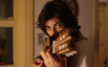 A crítica sutil e certeira de Arthus Fochi aos desmandos bolsonaristas O cantor e compositor Arthus Fochi. Foto: Amina Nogueira