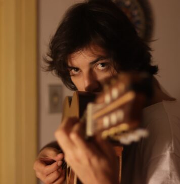 A crítica sutil e certeira de Arthus Fochi aos desmandos bolsonaristas O cantor e compositor Arthus Fochi. Foto: Amina Nogueira