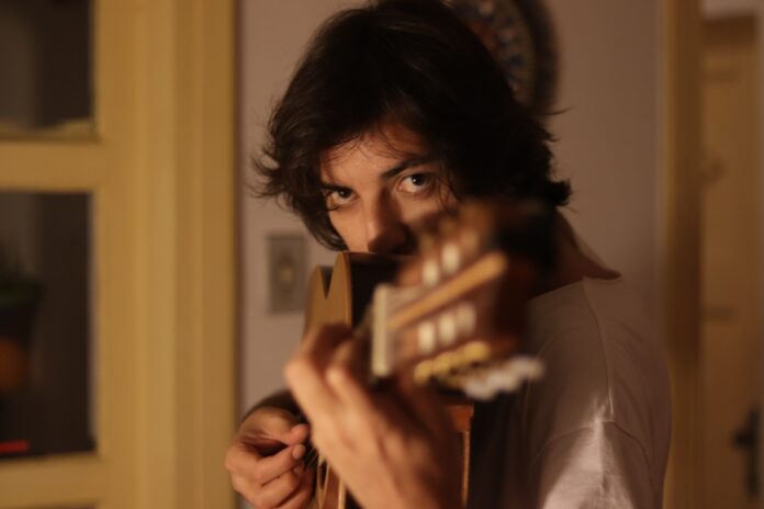 A crítica sutil e certeira de Arthus Fochi aos desmandos bolsonaristas O cantor e compositor Arthus Fochi. Foto: Amina Nogueira